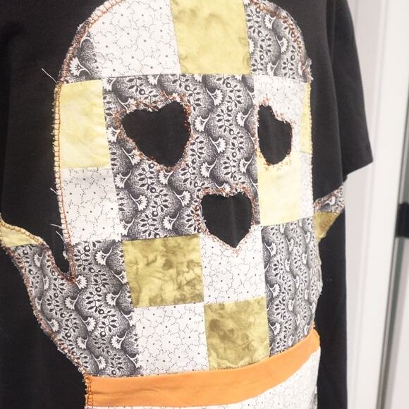 Heart Eyed Quilted Appliqued Ghost on a soft V neck T shirt XXL - Picture 5 of 6